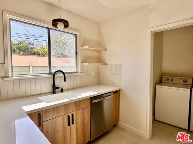 339 N Gardner Street, Los Angeles CA: https://media.crmls.org/mediaz/2b9a5272-33d1-4156-a5a3-e00bcfa2bca2.jpg