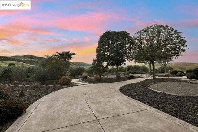 9050 Deer Valley Rd, Brentwood CA: https://media.crmls.org/mediaz/2b9a6ac3-ddfd-424f-9f6a-44bb741921e9.jpg