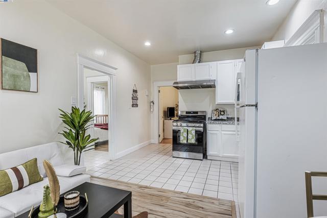 2211 24Th Ave, Oakland CA: https://media.crmls.org/mediaz/2b9ac57a-1a10-4545-b4eb-5bdc240ab260.jpg