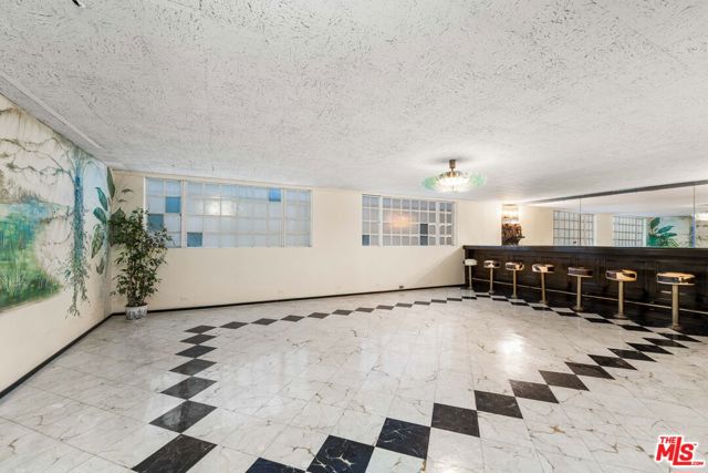 191 S Hudson Avenue, Los Angeles CA: https://media.crmls.org/mediaz/2b9b8fc2-1d30-43fb-a7cb-5898ff7f1f31.jpg