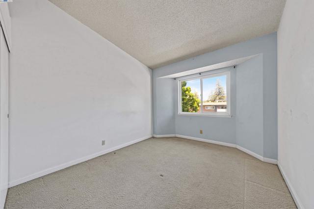 136 Hackamore Ln, Fremont CA: https://media.crmls.org/mediaz/2b9ba6a7-f919-4232-91dc-88ef10d11ab9.jpg