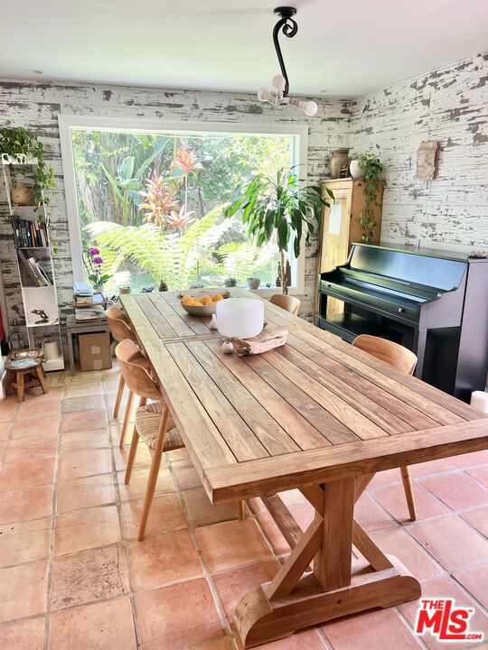 117 Navajo Lane, Topanga CA: https://media.crmls.org/mediaz/2b9e0232-8098-4f5e-ad36-a2b908166fc2.jpg