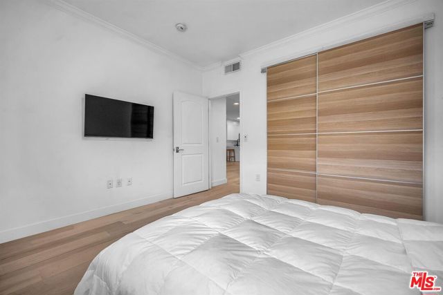 214 S Alexandria Avenue, Los Angeles CA: https://media.crmls.org/mediaz/2b9e1614-1b51-42da-ac8e-9a32db893278.jpg