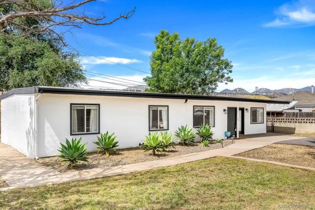 12244 Lakeshore Drive, Lakeside CA: https://media.crmls.org/mediaz/2b9f8771-79ba-4894-8d13-29fbc64fb8de.jpg