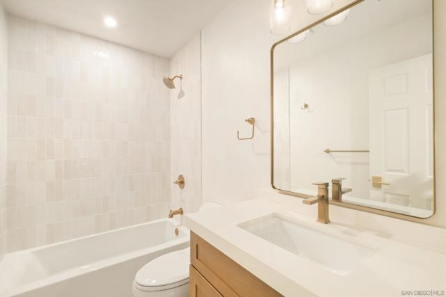 17925 Caminito Pinero, San Diego CA: https://media.crmls.org/mediaz/2b9fc805-fcac-4df7-8382-0fd7a72dbf1d.jpg