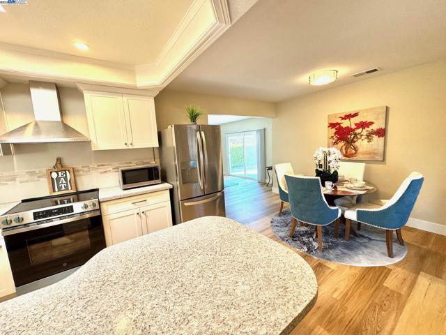 34288 Torrington Pl, Fremont CA: https://media.crmls.org/mediaz/2ba07c06-52b4-4467-afc5-20181847e82d.jpg