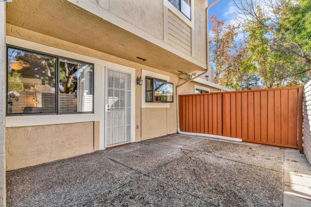 7602 Arbor Creek Cir, Dublin CA: https://media.crmls.org/mediaz/2ba0f307-438c-4207-8a2b-a31aad1b23d9.jpg