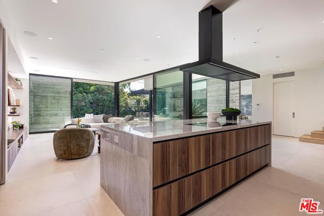2831 Malcolm Avenue, Los Angeles CA: https://media.crmls.org/mediaz/2ba2e707-6175-42f3-97ee-befcea35c827.jpg