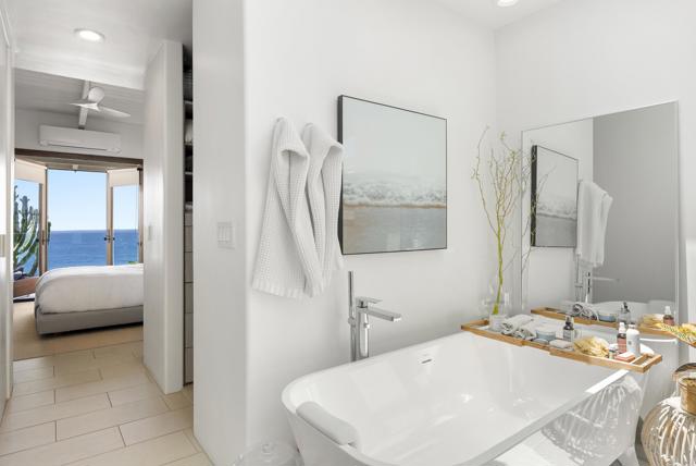 Detail Gallery Image 12 of 31 For 1370 Neptune Ave, Encinitas,  CA 92024 - 4 Beds | 4/1 Baths