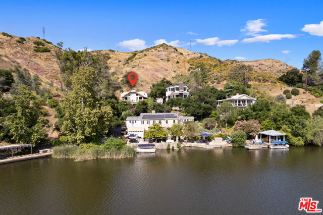 2090 Lakeshore Drive, Agoura Hills CA: https://media.crmls.org/mediaz/2ba3fb10-c2be-4f56-babc-292b72994ae5.jpg