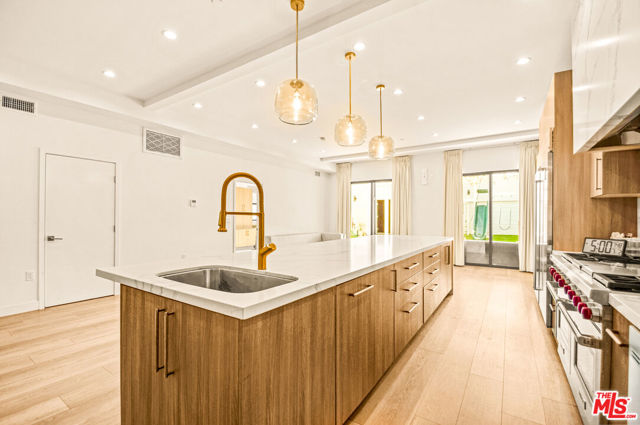 535 N Formosa Avenue, Los Angeles CA: https://media.crmls.org/mediaz/2ba4ead6-9d0b-430d-978c-da4616df7dd0.jpg