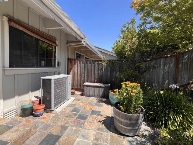 37 Binnacle Hl, Oakland CA: https://media.crmls.org/mediaz/2ba52d2e-4249-4de9-a5e4-4d68a41845b0.jpg