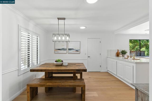 1725 Spyglass Ln, Moraga CA: https://media.crmls.org/mediaz/2ba5eb39-20a1-49c5-a5f4-ae37e3d491f8.jpg