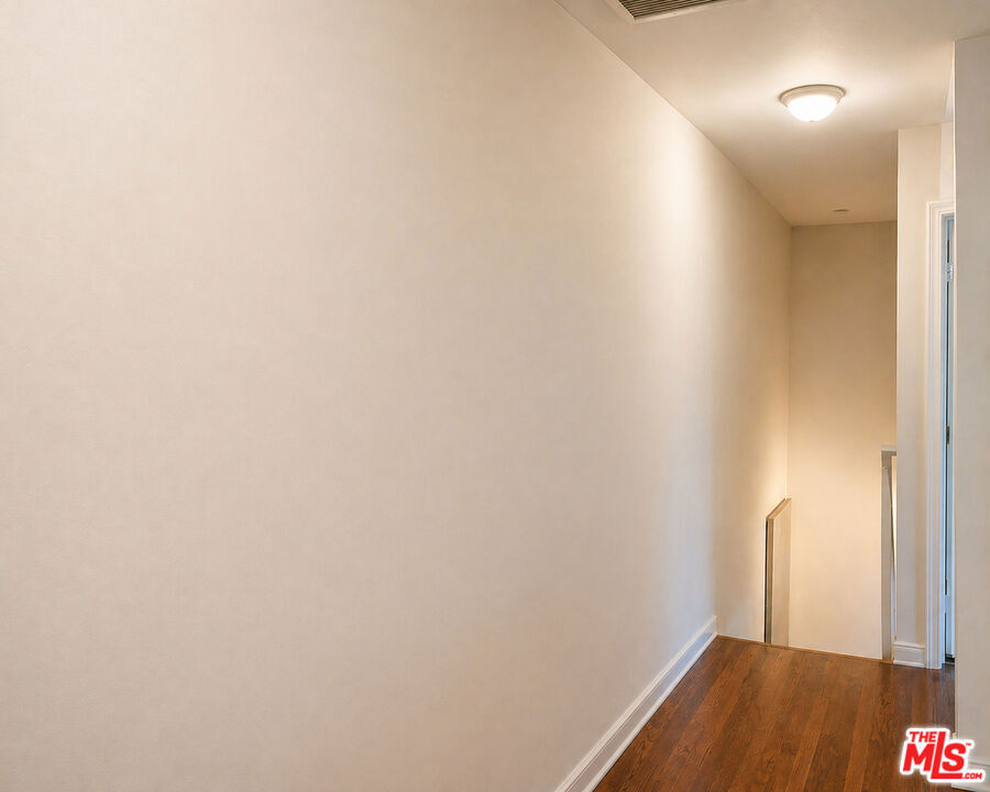 https://media.crmls.org/mediaz/2ba75d87-d6b8-45fb-9fbb-69a0a474a86f.jpg?preset=X-Large