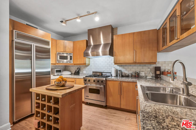 1521 Greenfield Avenue, Los Angeles CA: https://media.crmls.org/mediaz/2ba76022-d07b-4227-92ea-bef9b02a5094.jpg