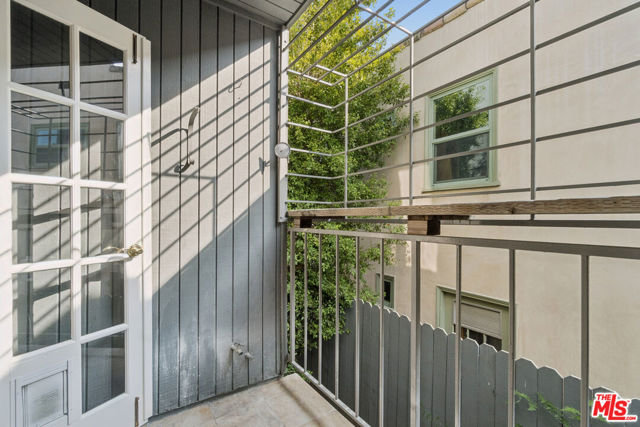 880 Hilldale Avenue, West Hollywood CA: https://media.crmls.org/mediaz/2ba7e553-9a7f-4e06-981e-76a9eb7c6af8.jpg