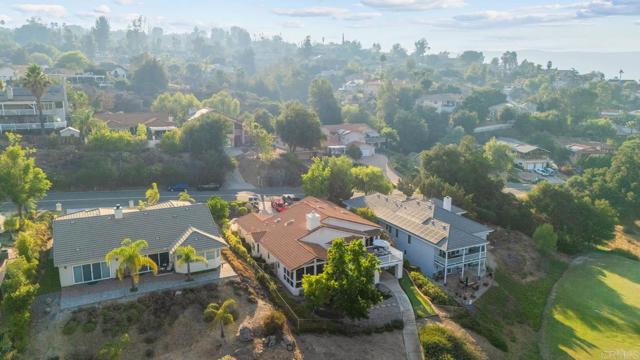 15425 Vista Vicente Dr, San Diego CA: https://media.crmls.org/mediaz/2ba81f31-ccf3-4459-9683-b99bace42a30.jpg