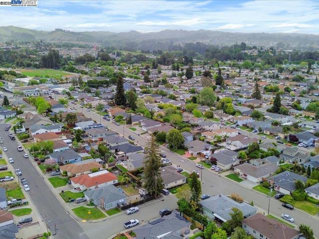 4311 Circle Ave, Castro Valley CA: https://media.crmls.org/mediaz/2ba85a7f-dbc7-439b-9f39-847dfa3d47ed.jpg