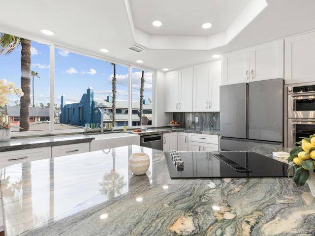 Detail Gallery Image 6 of 36 For 901 S Pacific St #302,  Oceanside,  CA 92054 - 3 Beds | 2/1 Baths