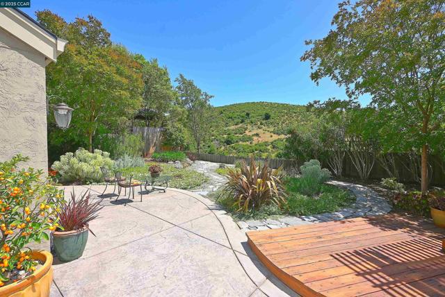 594 Morning Glory Dr, Benicia CA: https://media.crmls.org/mediaz/2baa3160-7275-4838-a019-3ab60f0ae7ef.jpg