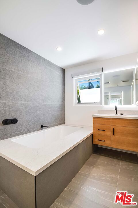 3201 Viola Place, Marina del Rey CA: https://media.crmls.org/mediaz/2baa3b79-3354-4ef0-a19e-d90f2fb4d7f5.jpg