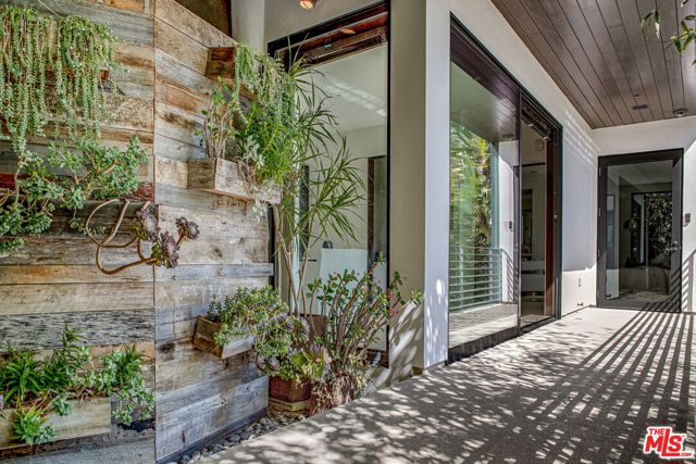 8932 St Ives Drive, Los Angeles CA: https://media.crmls.org/mediaz/2bab3952-222d-4fc9-8c20-419df6eabd4a.jpg