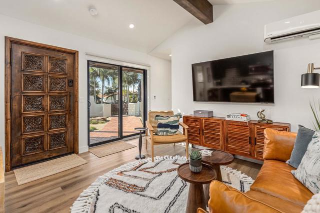 Detail Gallery Image 3 of 39 For 2087 via Ladeta, La Jolla,  CA 92037 - 2 Beds | 2 Baths