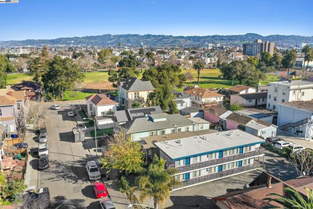 1108 Chestnut St, Oakland CA: https://media.crmls.org/mediaz/2bac0523-0098-4c3b-9157-15fdf21d8dec.jpg