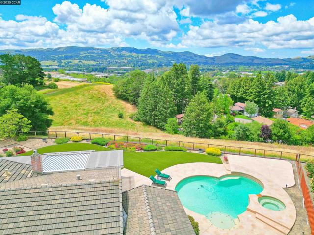 130 Samoa Ct, San Ramon CA: https://media.crmls.org/mediaz/2bac1f2d-a060-483f-9aad-c8a882ddaeb6.jpg