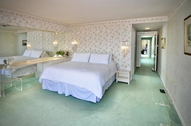 8294 Prestwick Dr, La Jolla CA: https://media.crmls.org/mediaz/2bac2465-05e8-449c-890f-19c8bcc56820.jpg