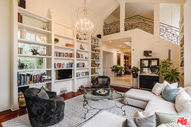 3819 Vista Linda Drive, Encino CA: https://media.crmls.org/mediaz/2bac2daa-107a-43ce-a776-25dbf89de940.jpg