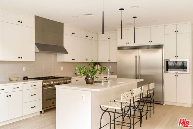 1615 N Coronado Street, Los Angeles CA: https://media.crmls.org/mediaz/2bacfd7d-c274-480d-83ce-ee622a10c800.jpg