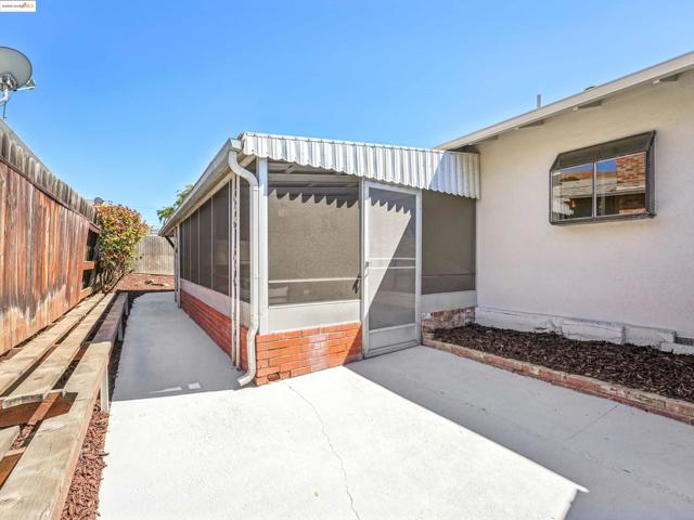 589 Evangeline Way, Hayward CA: https://media.crmls.org/mediaz/2bae150e-b83d-45aa-a5a1-bf22d2a4d395.jpg