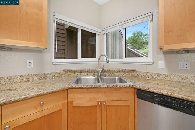 273 S Overlook Dr, San Ramon CA: https://media.crmls.org/mediaz/2bae6293-8a5e-41fc-a370-5523f5381d52.jpg