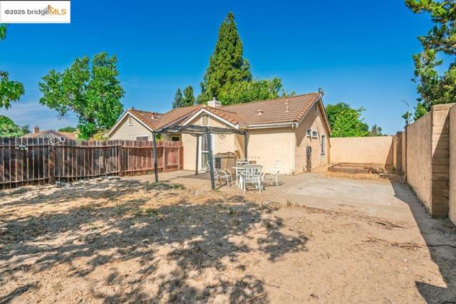1927 Babbe St, Oakley CA: https://media.crmls.org/mediaz/2baeda3f-53fc-4e93-88c5-7596504bdbb2.jpg