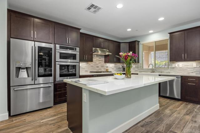 Detail Gallery Image 3 of 58 For 219 Flores Ln, Vista,  CA 92083 - 4 Beds | 2/1 Baths