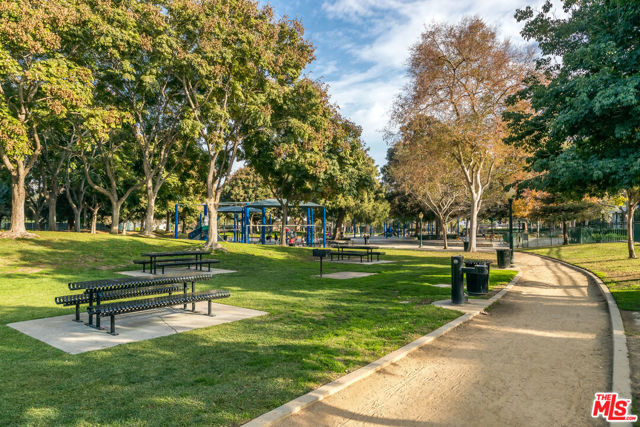 1201 Roxbury Drive, Los Angeles CA: https://media.crmls.org/mediaz/2baf4dcc-2daf-443b-97fa-89cf8b994f3e.jpg