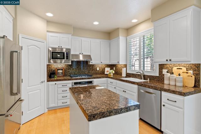 1560 Craiglee Way, San Ramon CA: https://media.crmls.org/mediaz/2baf5ed4-4e8e-4875-a97e-896923573a14.jpg