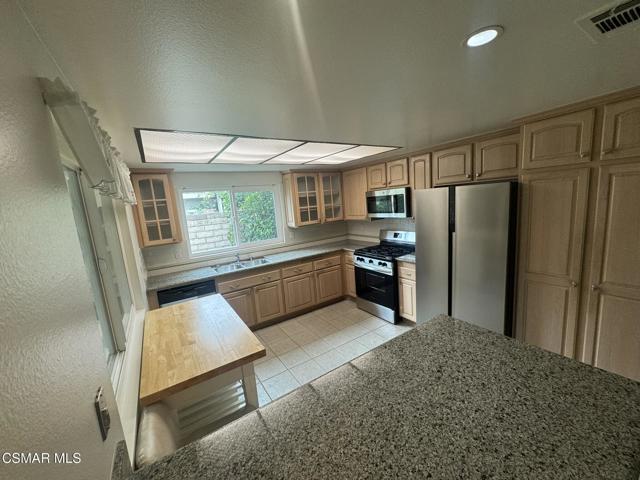 6439 Hazel Circle, Simi Valley CA: https://media.crmls.org/mediaz/2bafea9d-4254-4e61-9a33-e337cab1bcbc.jpg