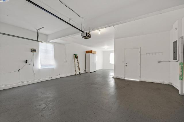 1304 Pyrenees St, Tracy CA: https://media.crmls.org/mediaz/2bafede9-a839-4fb1-bc1b-a1603839c7f9.jpg