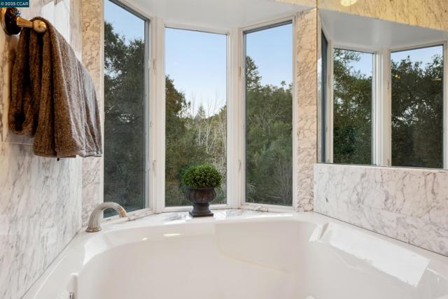 35 Tiger Tail Court, Orinda CA: https://media.crmls.org/mediaz/2bb054ba-63d3-4b4c-9b4e-292580562b88.jpg