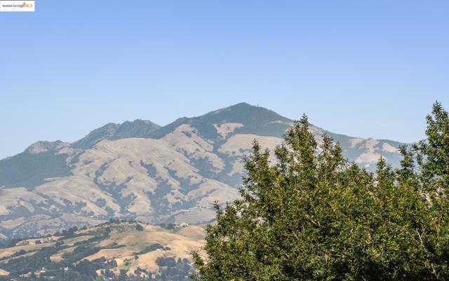 6824 Wilton Dr, Oakland CA: https://media.crmls.org/mediaz/2bb268d5-f5db-4d04-aeab-041f2c80ef0c.jpg