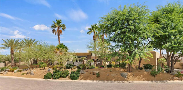 72 Royal Saint Georges Way, Rancho Mirage CA: https://media.crmls.org/mediaz/2bb2c903-8eaf-4409-89a6-7072b6520194.jpg