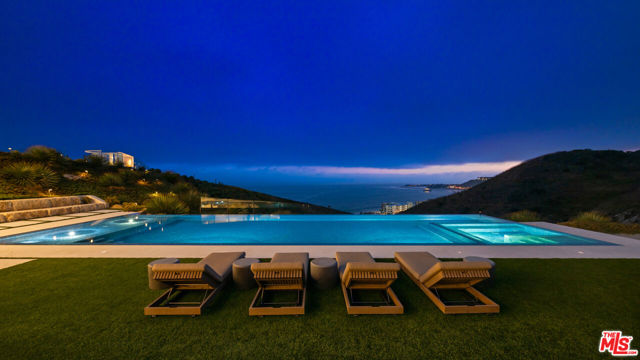 5012 Carbon Beach Terrace, Malibu CA: https://media.crmls.org/mediaz/2bb390e9-8357-4d92-9687-bf832a3496a7.jpg
