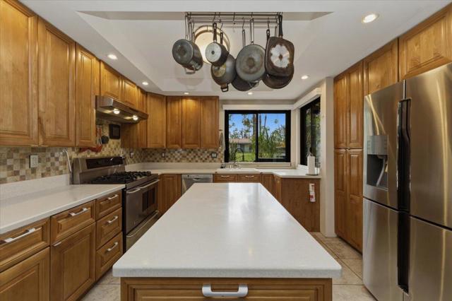 2385 Silver Oak Circle, Palm Springs CA: https://media.crmls.org/mediaz/2bb3a7a1-189d-46ae-a070-cd09f9c9af4e.jpg