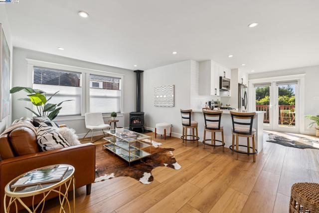 1525 Stanton St, Alameda CA: https://media.crmls.org/mediaz/2bb463c8-73bd-496b-bf90-a22d22c5cc2f.jpg