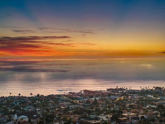 1001 Genter St, La Jolla CA: https://media.crmls.org/mediaz/2bb46c7c-a34d-4de2-9c74-48af3ee653a1.jpg