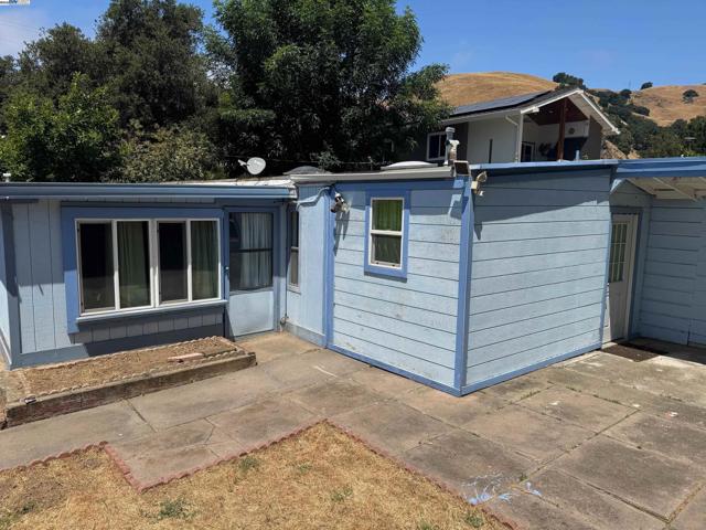 865 Old Canyon Road, Fremont CA: https://media.crmls.org/mediaz/2bb4e0ae-0798-4383-aa69-65ac23d6492d.jpg