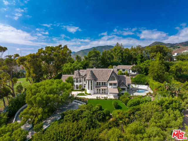 27931 Winding Way, Malibu CA: https://media.crmls.org/mediaz/2bb5f9c6-13a2-40b3-a82a-ca21ce8bda89.jpg