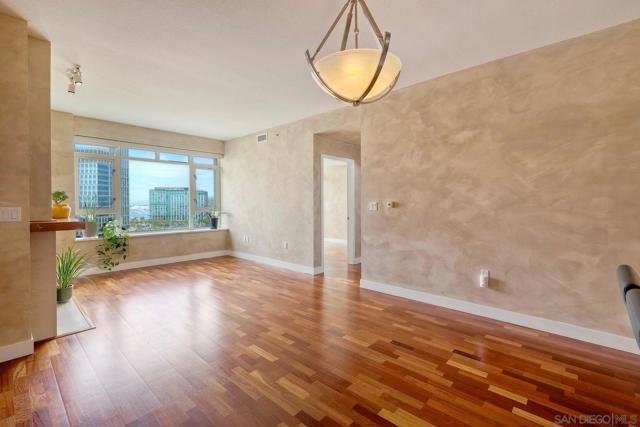 700 W Harbor Dr, San Diego CA: https://media.crmls.org/mediaz/2bb67a9a-62cc-4bb3-b49a-f3ca05241eec.jpg